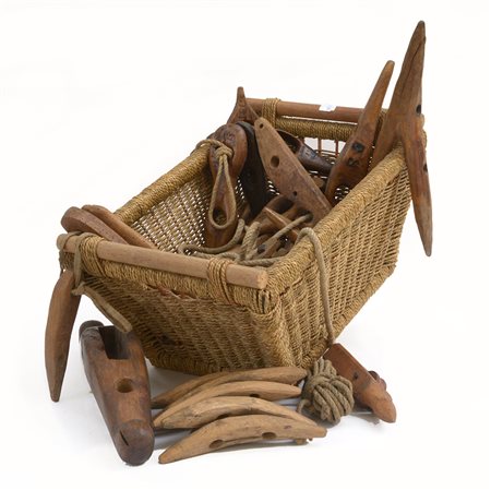 Cesta contenente ganci vari da fieno in legno-ENA lot of wooden hay clasps