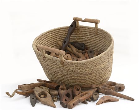 Cesta contenente diversi ganci da fieno in legno-ENA lot of wooden hay clasps