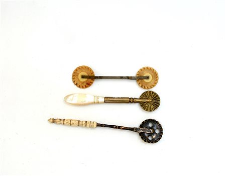 Lotto composto da tre rondelle da pasta in materiali diversi-ENThree pastry...