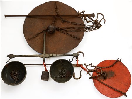 Lotto composto da tre bilance in metallo (difetti)-ENThree metal scales....