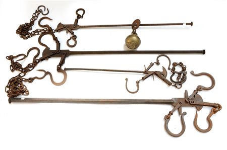 Lotto composto da quattro stadere in metallo-ENFour metal lever scales