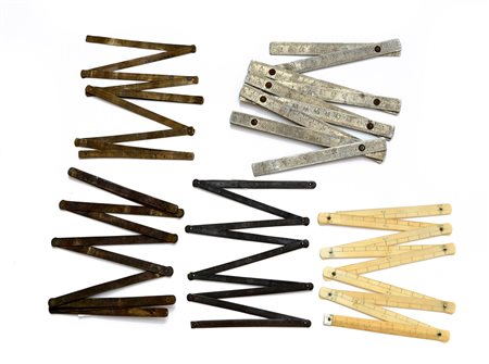 Lotto composto da cinque piccole misure pieghevoli in vari materiali-ENFive...