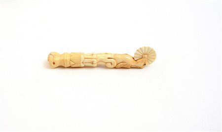 Rondella da pasta on osso, con testa zoomorfa con estremità a forma di pugno...