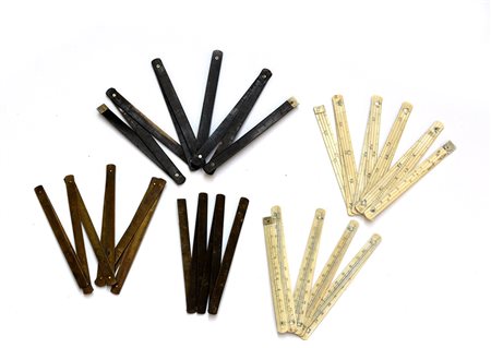 Lotto composto da cinque piccole misure pieghevoli in vari materiali-ENFive...