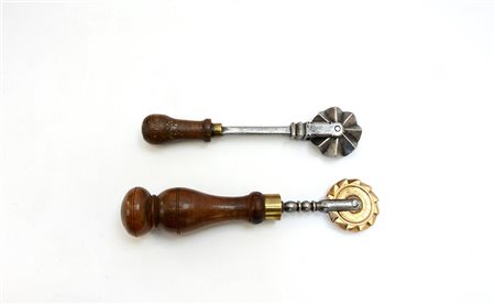 Due rondelle da pasta con manico in legno e rotelle in ottone e ferro-ENTwo...