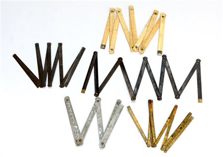 Lotto composto da cinque piccole misure pieghevoli in vari materiali-ENFive...