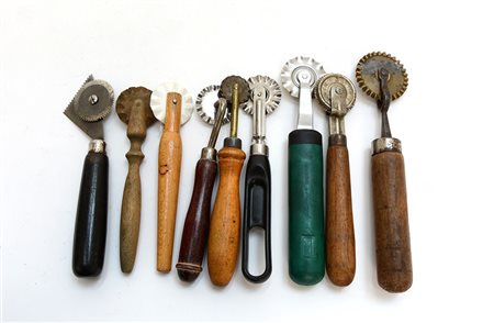 Lotto composto da nove rondelle da pasta miste con manici in vari...