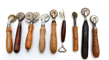 Lotto composto da nove rondelle da pasta miste con manici in legno-ENNine...