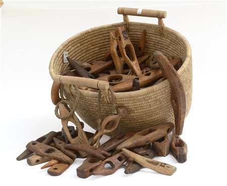 Cesta contenente ganci vari da fieno in legno-ENA lot of wooden hay clasps