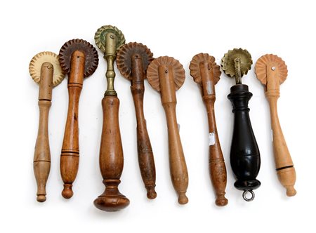 Lotto composto da otto rondelle da pasta in legno e materiali diversi-ENEight...