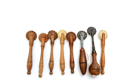 Lotto composto da otto rondelle da pasta in legno e materiali diversi-ENEight...