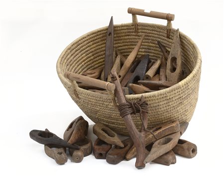 Cesta contenente ganci vari da fieno in legno-ENA lot of wooden hay clasps