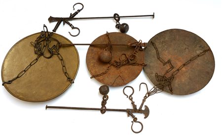 Lotto composto da tre bilance in metallo (difetti)-ENThree metal scales....