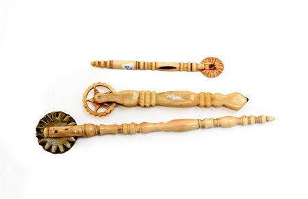 Lotto composto da tre rondelle da pasta in osso-ENThree bone pastry jiggers