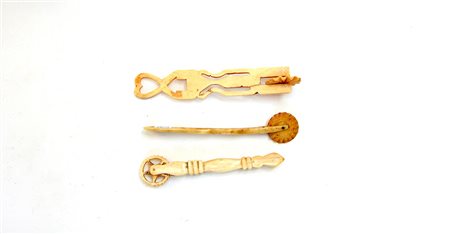 Lotto composto da tre rondelle da pasta in osso-ENThree bone pastry jiggers