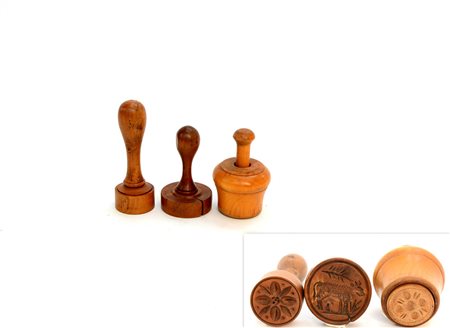 Lotto di tre stampi da burro con manico in legno-ENThree wooden butter stamps