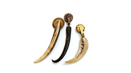 Lotto composto da tre rondelle da pasta con manici in corno e rotelle in...