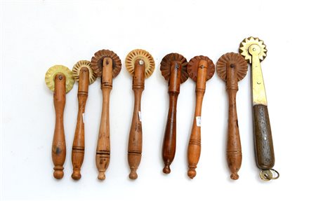 Lotto composto da otto rondelle da pasta in legno e materiali diversi-ENEight...