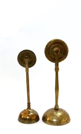 Lotto composto da due rondelle da pasta verticali in ottone (cfr....