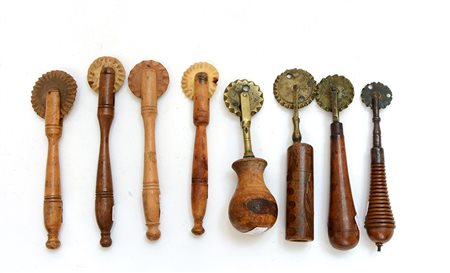 Lotto composto da otto rondelle da pasta in legno e materiali diversi-ENEight...