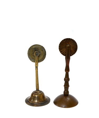 Lotto composto da due rondelle da pasta verticali in ottone (cfr....
