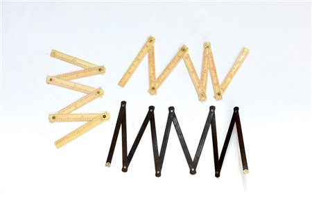 Lotto composto da tre piccole misure pieghevoli di cui due in osso con...