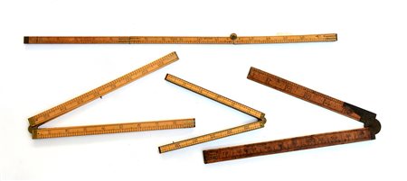 Lotto composto da quattro misure pieghevoli in legno e ottone-ENFour wooden...