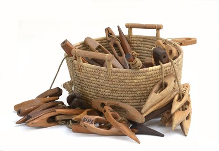 Cesta contenente ganci vari da fieno in legno-ENA lot of wooden hay clasps