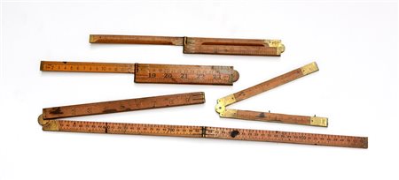 Lotto composto da quattro misure pieghevoli in legno e ottone-ENFour wooden...