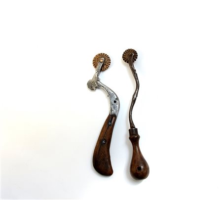 Lotto composto da due rondelle da pasta sagomate con manico in legno e...