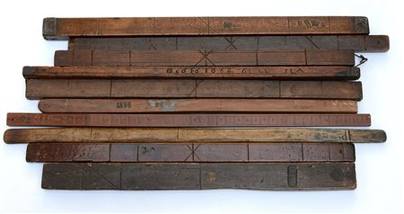 Lotto composto da dieci misure e metri in legno-ENTen wooden measures