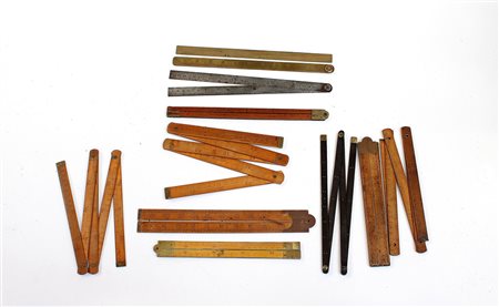 Lotto composto da undici misure in ottone e legno-ENEleven brass/wood rulers