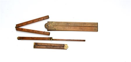 Lotto composto da quattro misure pieghevoli in legno e ottone-ENFour wooden...