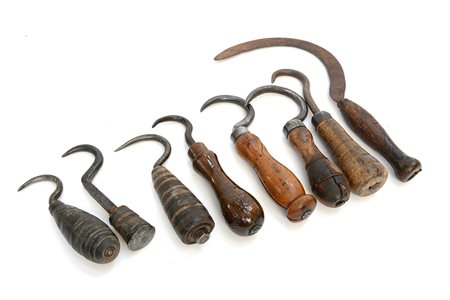 Lotto composto da ganci vari ed un uncino-ENA lot of various hooks and a sikle