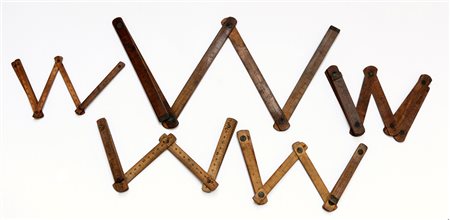 Lotto composto da cinque misure pieghevoli in legno-ENFive wooden folding rulers