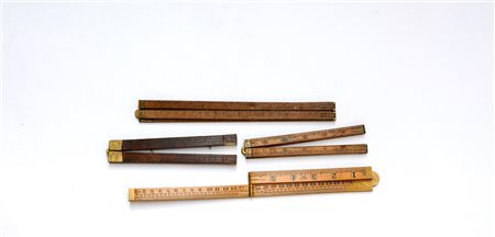 Lotto composto da quattro misure pieghevoli in legno e ottone-ENFour wooden...