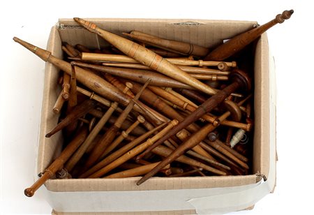 Lotto composto da vari fusi per filare in legno-ENA lot of various wooden...