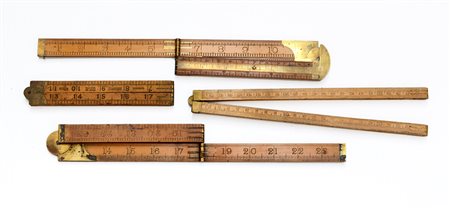 Lotto composto da quattro misure pieghevoli in legno e ottone-ENFour wooden...