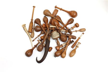 Lotto composto da attrezzi vari tra cui fusi a testa grande-ENA lot of...