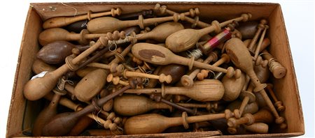 Lotto composto da fusi vari per filare, in legno in scatola in legno-ENA lot...