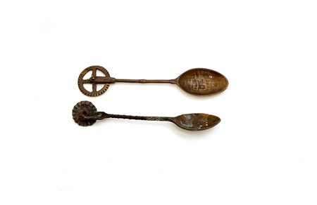 Due rondelle tagliapasta con cucchiaio in ottone (cfr. Finlay p. 54) (Landini...