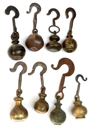 Lotto composto da vari pesi romani in metallo-ENA lot of various metal weights