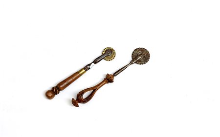 Lotto composto da due rondelle da pasta con manici in legno scolpito-ENTwo...