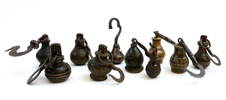 Lotto composto da dieci pesi in metallo-ENTen metal weights