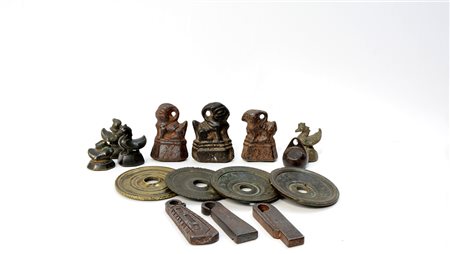 Lotto composto da pesi vari tra cui alcuni figurati asiatici in metallo-ENA...