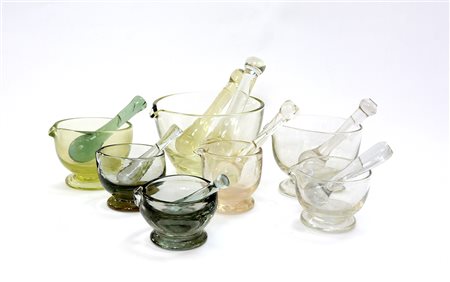 Scatola contenente mortai con pestelli in vetro (difetti e mancanze)-ENA lot...