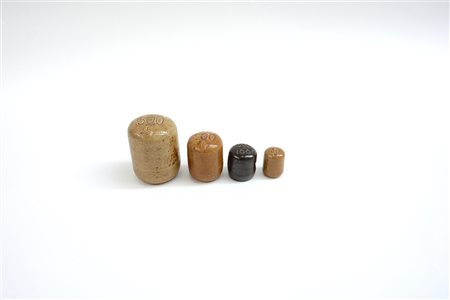 Lotto composto da quattro pesi cinesi in pietra-ENFour asiatic stone weights