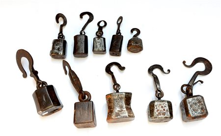 Lotto composto da vari pesi romani in metallo-ENA lot of various metal weights