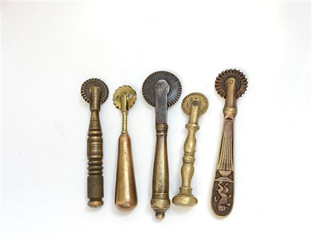 Lotto composto da cinque rondelle da pasta in ottone pieno miste-ENFive brass...