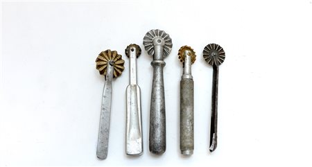 Lotto composto da cinque rondelle da pasta in metallo-ENFive metal pastry...